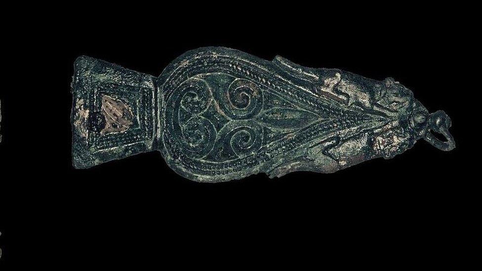 Roman buckle