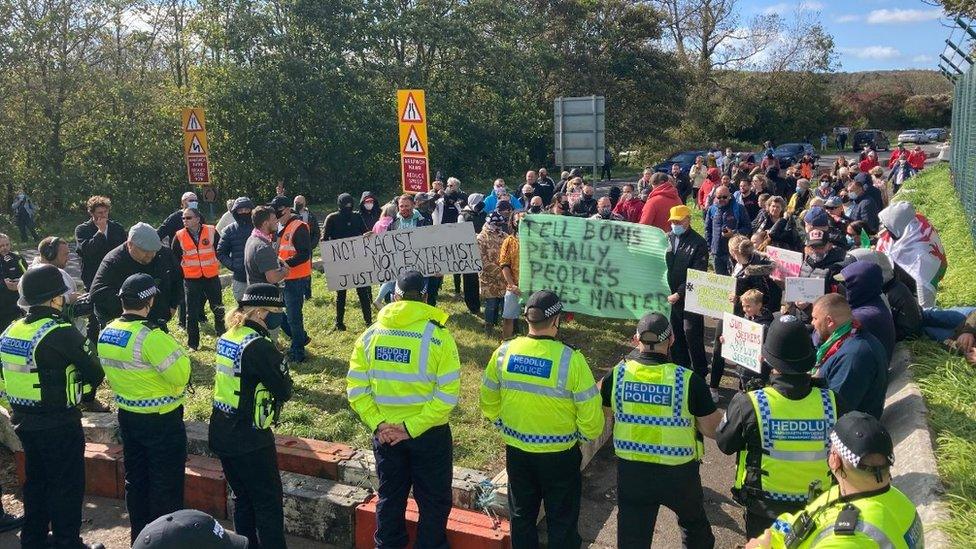 Protestwyr yn gwrthwynebu derbyn ceiswyr lloches ym Mhenalun