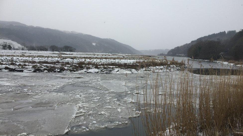 Afon Dwyryd edi rhewi