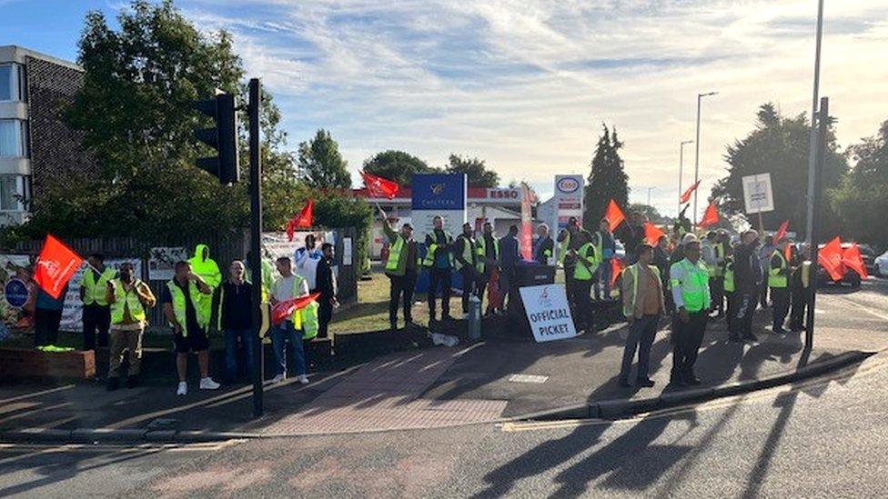 Picket line in Luton