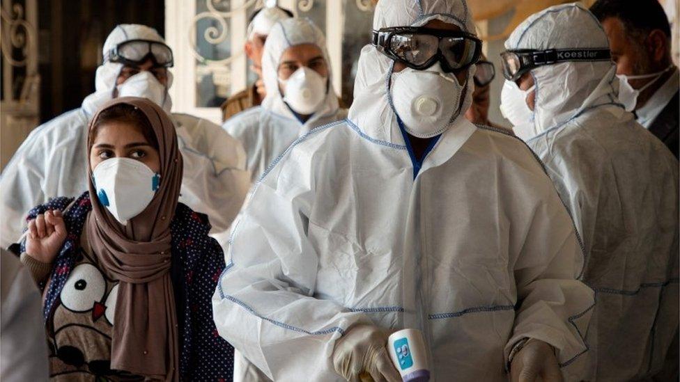 Iraqi medics check people returning from Iran