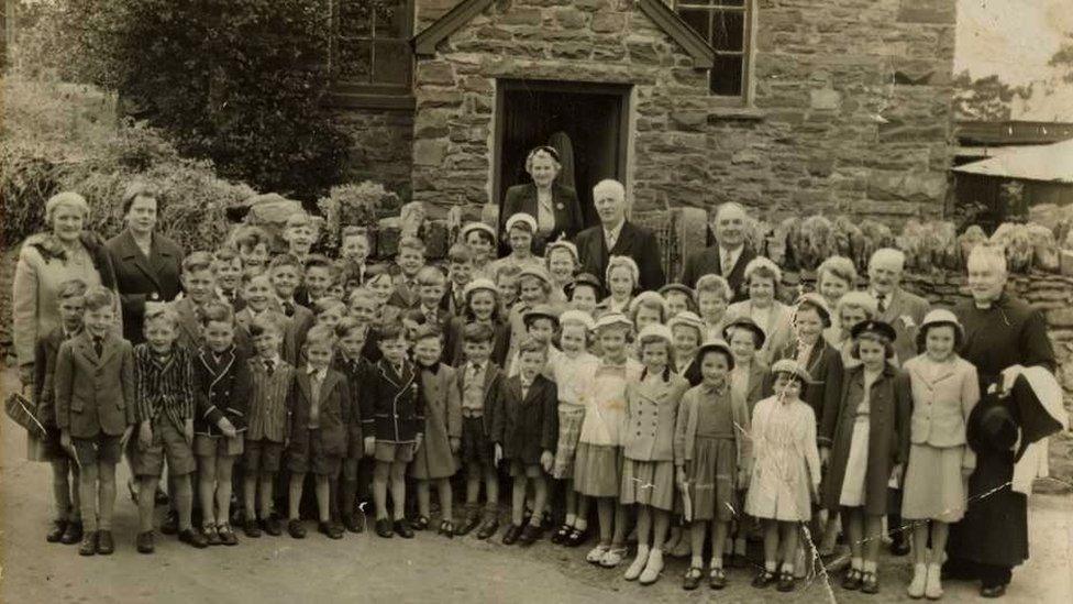 Plant ac athrawon Ysgol Gynradd Llanddewi-Brefi gyda Ficer y Plwyf tu allan festri'r Eglwys. c.1960