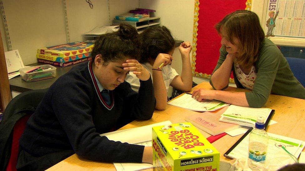 Mona Arnous studying with another pupil and their teacher