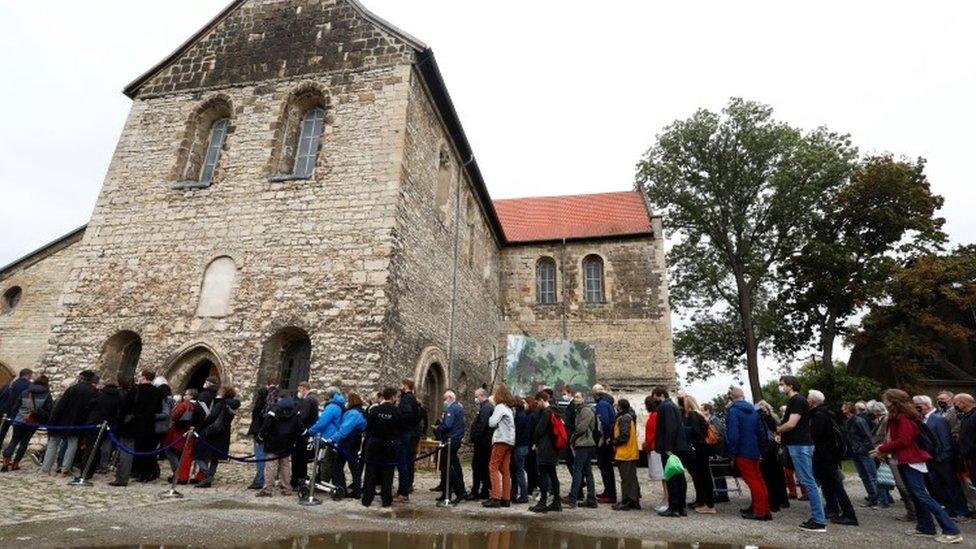 Fans queue for the chord change