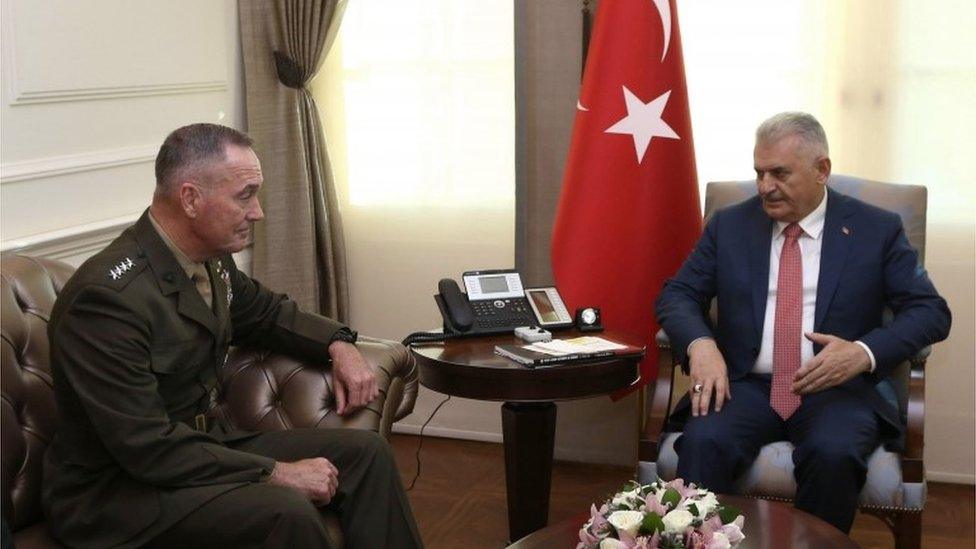 Turkish PM Binali Yildirim (r) and chairman of the US Joint Chiefs of Staff Gen Joseph Dunford in Ankara, 1 August 2016