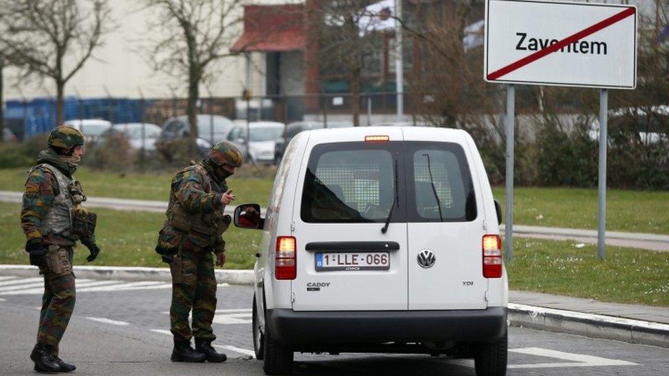 Soldiers check a vehicle entering Brussels airport (24 March 2016)