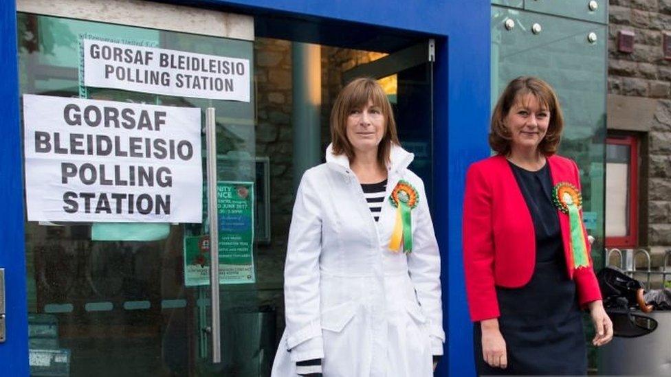 Branwen Cennad a LEanne Wood