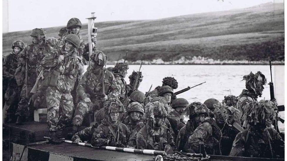 Soldiers in a boat land on the Falkland islands