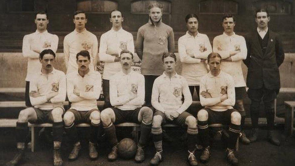 Hegazi (troisième à partir de la droite -Debout-) est le premier africain à joueur en Angleterre