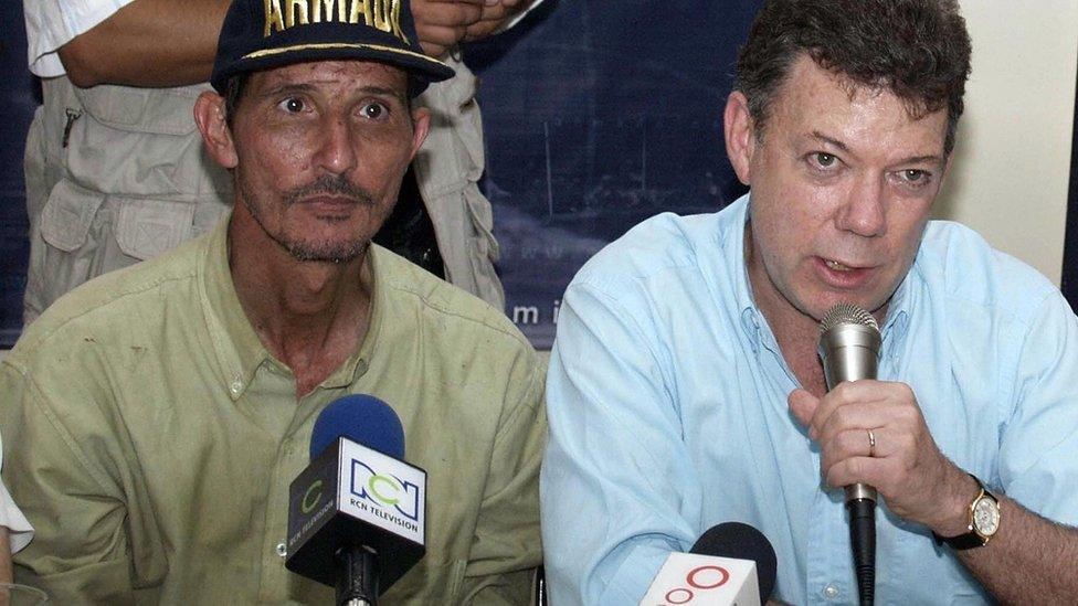 Former Colombian Minister of Development Fernando Araujo (L) and Defence Minister Juan Manuel Santos answer questions during a press conference 05 January, 2007, in Cartagena, department of Bolivar, Colombia