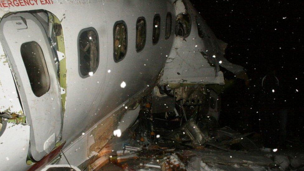 The wreckage of a state-run Iran Air Boeing 727 airliner sits near the north-western city of Orumiyeh in West Azerbaijan province (09 January 2011)