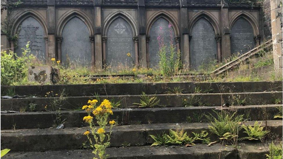 The graves of Sir Edward Harland and Thomas Gallaher lie in raised vaults at the top of the 'central steps'