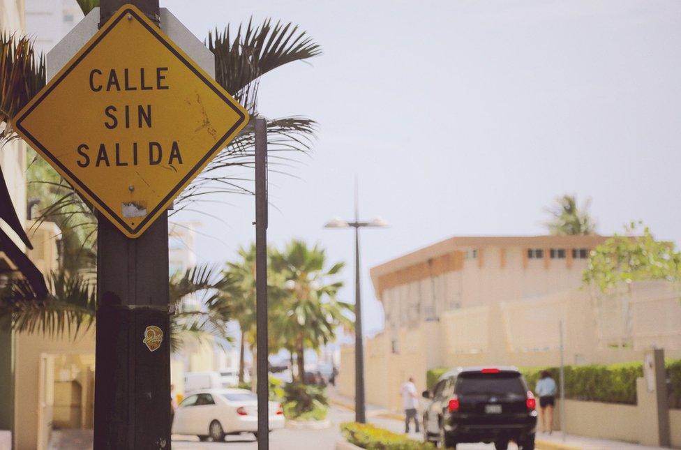 Street sign that reads "Calle sin salida"