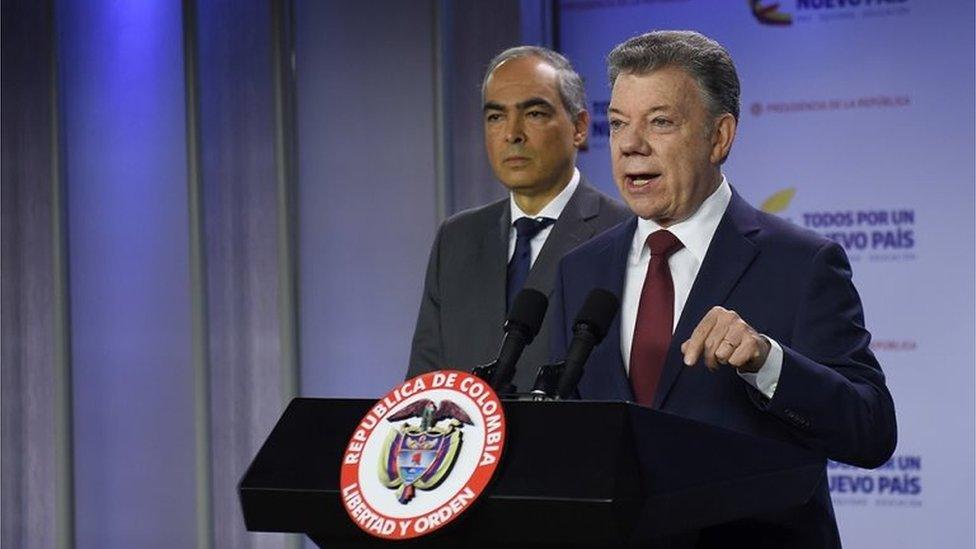 Handout picture released by the Colombian presidency's press office showing Colombian President Juan Manuel Santos (R) speaking next to Peace Commissioner Rodrigo Rivera, to announce had suspended peace talks with National Liberation Army (ELN) rebels in response to what he said were guerrilla attacks earlier in the day, at the Nariño presidential palace in Bogota on January 10, 2018.