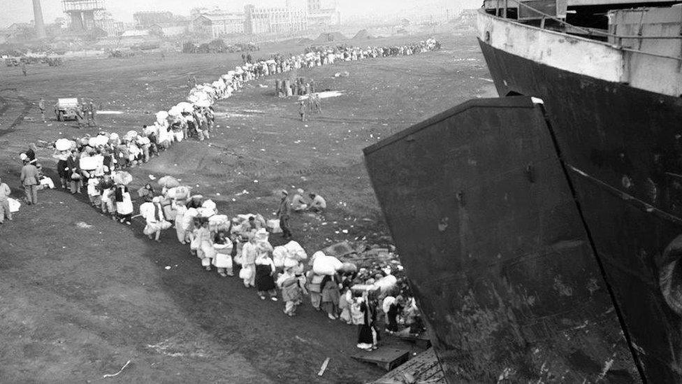 Civilians-evacuating-at-Hungnam