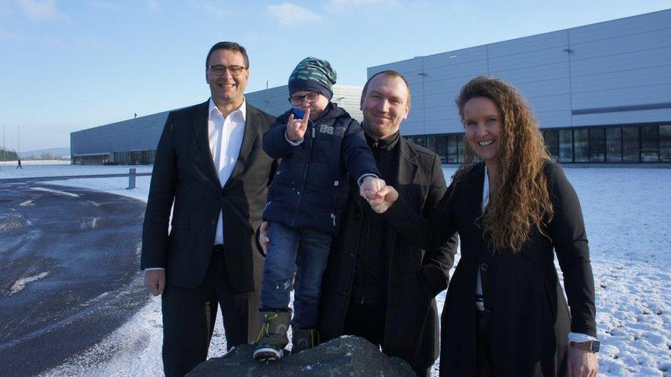 Andreas Graf, his son Julius, Seidel CEO Andreas Ritzenhoff (left) and HR Manager Pia Meier in front of the production hall of Seidel and Carus in Fronhausen near Marburg