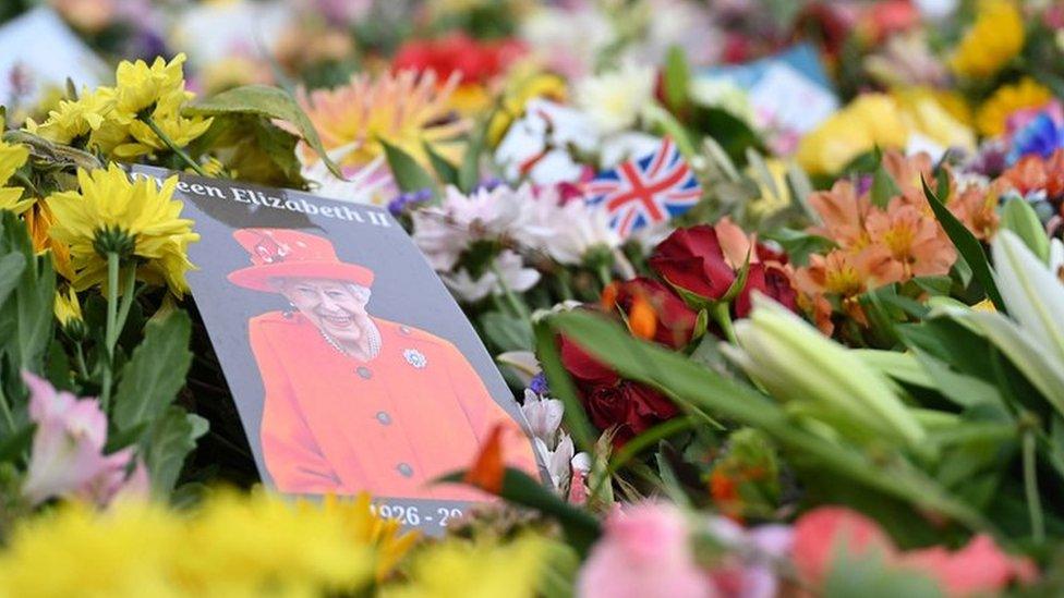 Photo of Queen with flowers at Hillsborough Castle