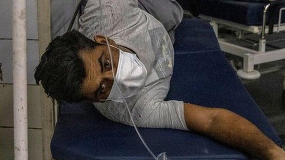 A patient suffering from the coronavirus disease (COVID-19) gets treatment at the casualty ward in Lok Nayak Jai Prakash (LNJP) hospital, amidst the spread of the disease in New Delhi, India April 15, 2021. REUTERS/Danish Siddiqui