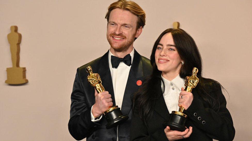 Billie-eilish-and-brother-finneas-with-oscars-awards.