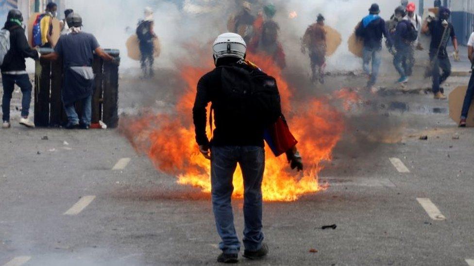 Opposition supporters clash with riot police during a rally against President Nicolas Maduro in Caracas (03 May 2017)