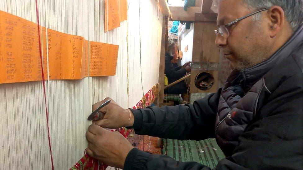 Weaver Mohammad Rafiq Sofi at work