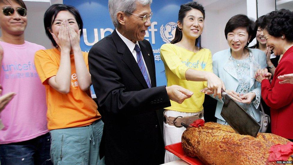 Roast pig cutting in Hong Kong