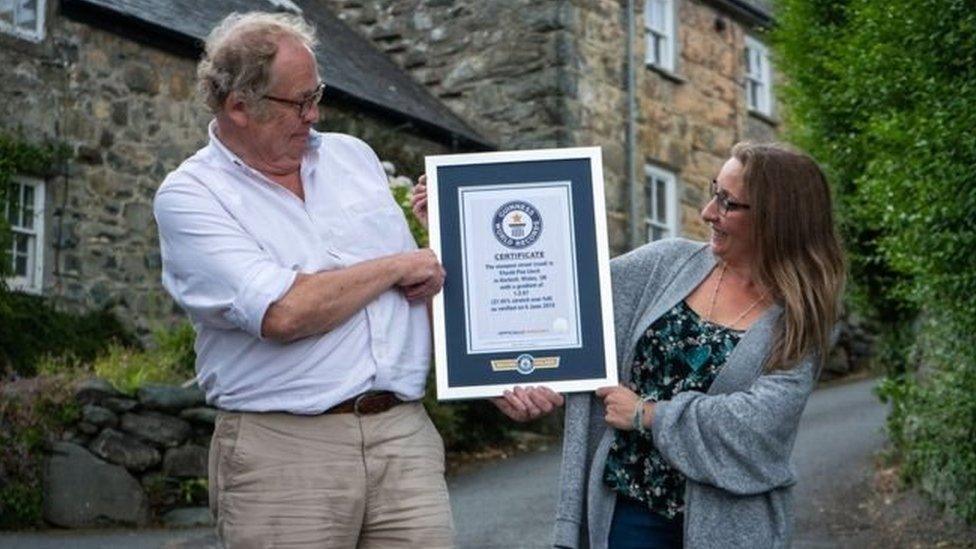 Gwyn Headley a Sarah Badham, sy'n cyd-redeg grŵp Cymunedol Harlech ar Facebook oedd yn gyfrifol am enwebu'r stryd