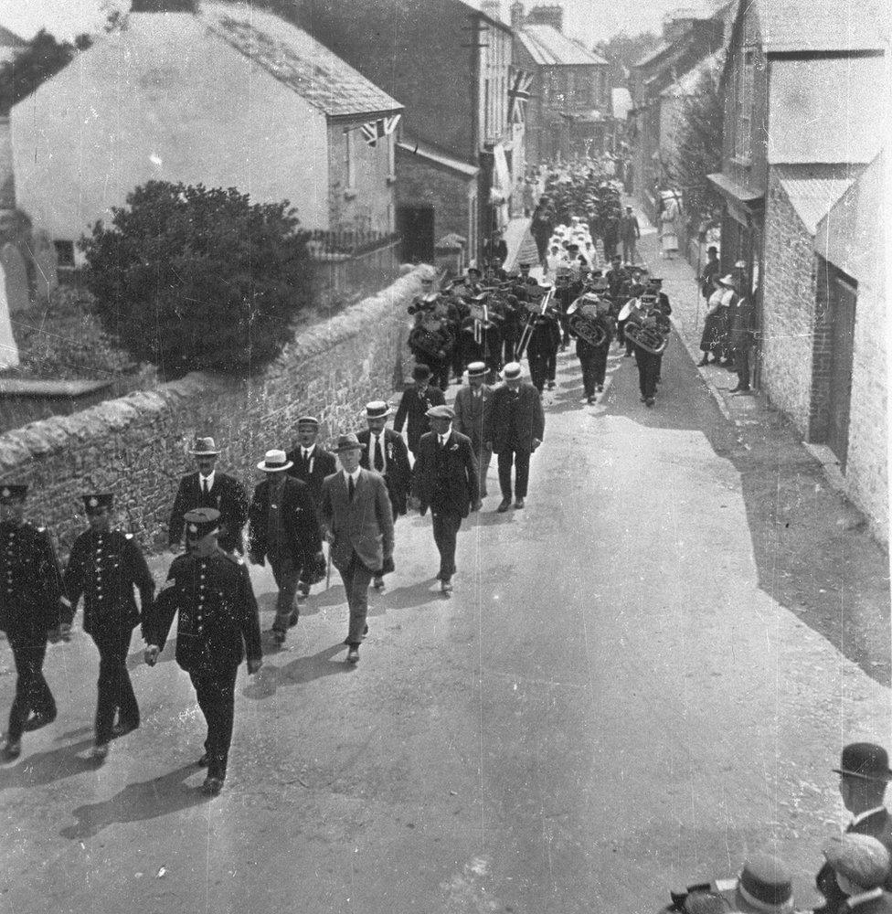 Gorymdaith dathlu'r heddwch yn Llanilltud Fawr 1919