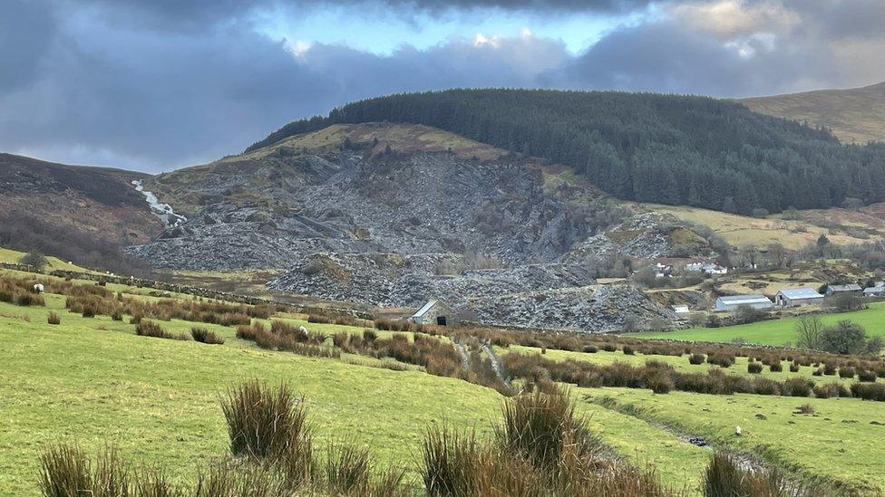 Mae chwareli'r ardal wedi hen gau, a'r swyddi oedd ynddynt wedi diflannu