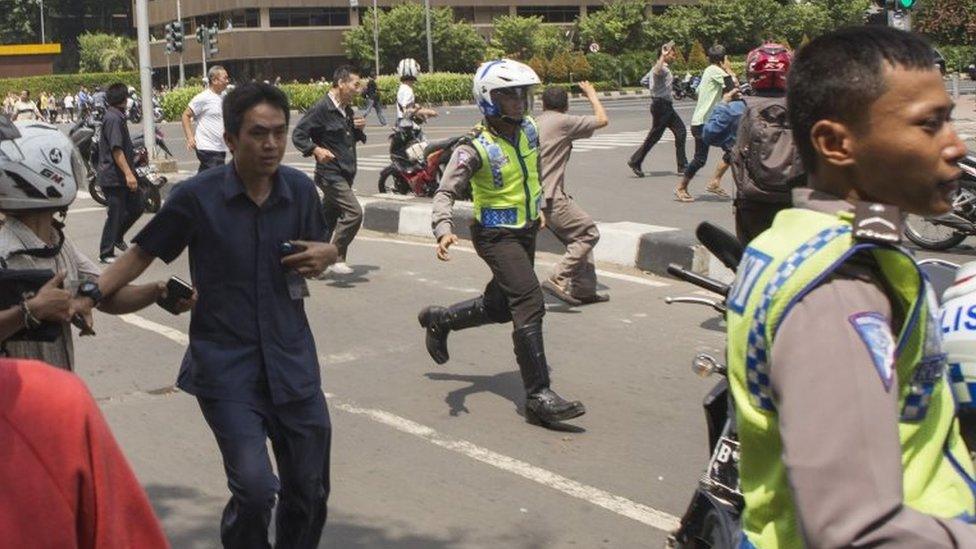 Police and civilians run during the attack in Jakarta (4 Jan 2016)