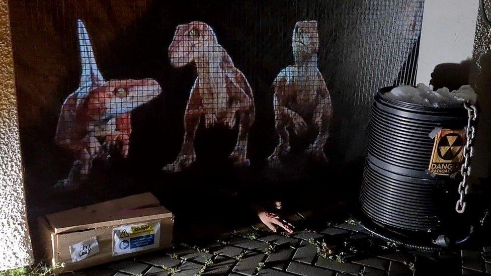 Holographic dinosaurs