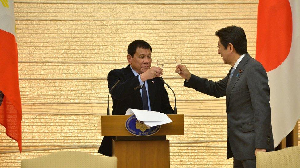 Philippines President Rodrigo Duterte (left) and Japan Prime Minister Shinzo Abe toast their countries' relations during a banquet in Tokyo on 26 October 2016.