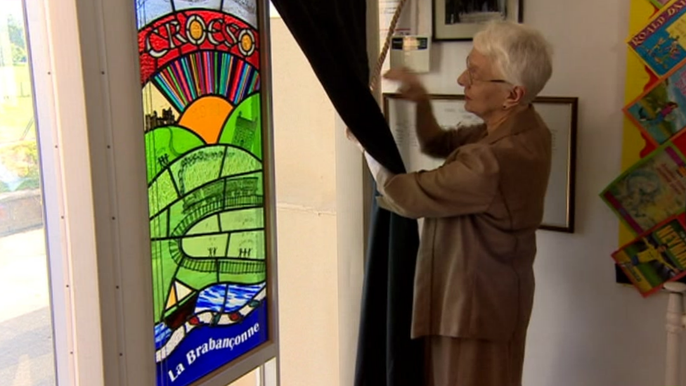 Photo of historian Eiluned Rees unveiling the window