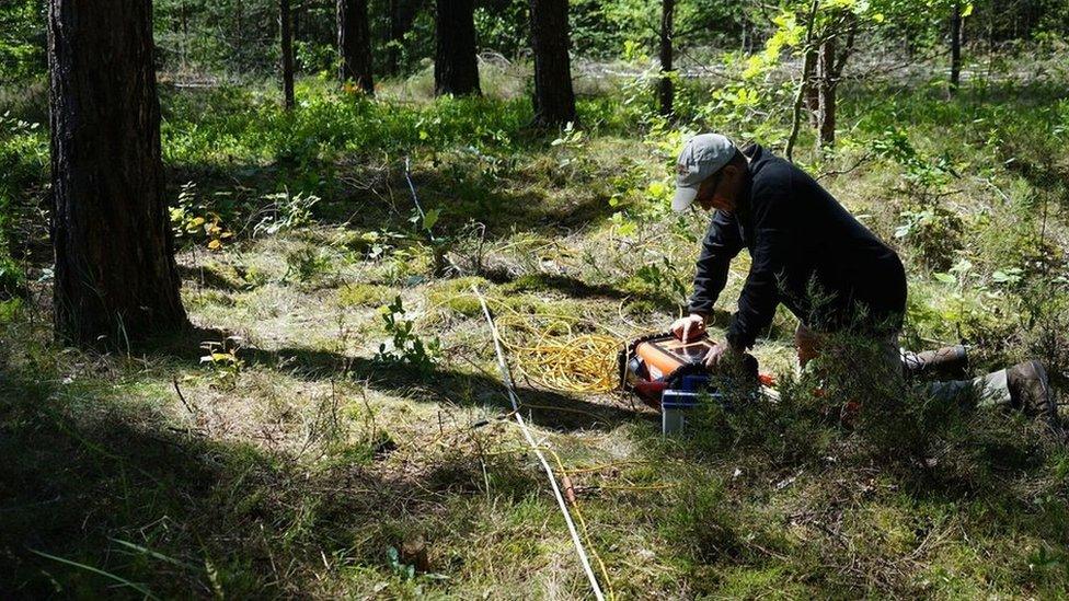 Scanning at Ponar site