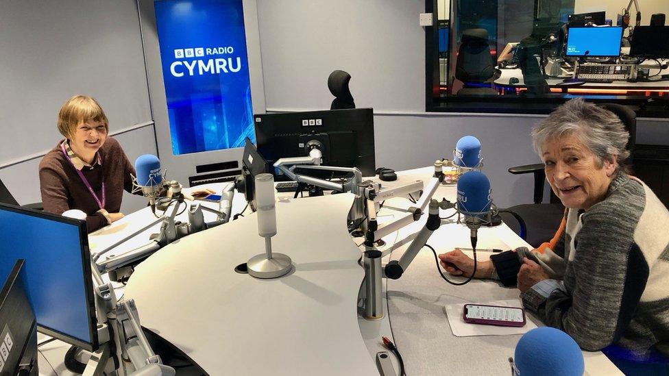 Pat yn stiwdio BBC Radio Cymru yn siarad gyda Beti George