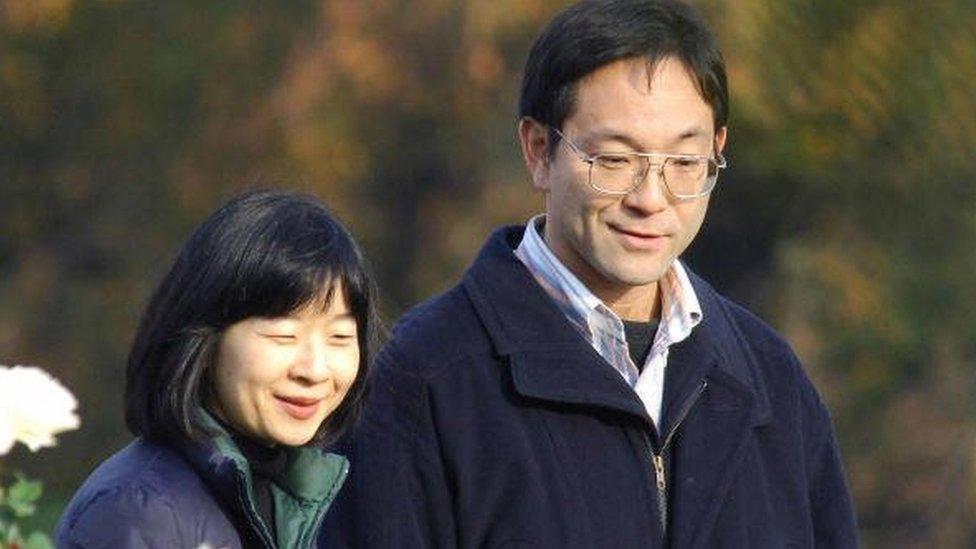 TOKYO, JAPAN: Sayako Kuroda (L) and her husband Yoshiki Kuroda enjoy their visit at the park Shinjuku Gyoen, in central Tokyo, 23 November 2005.