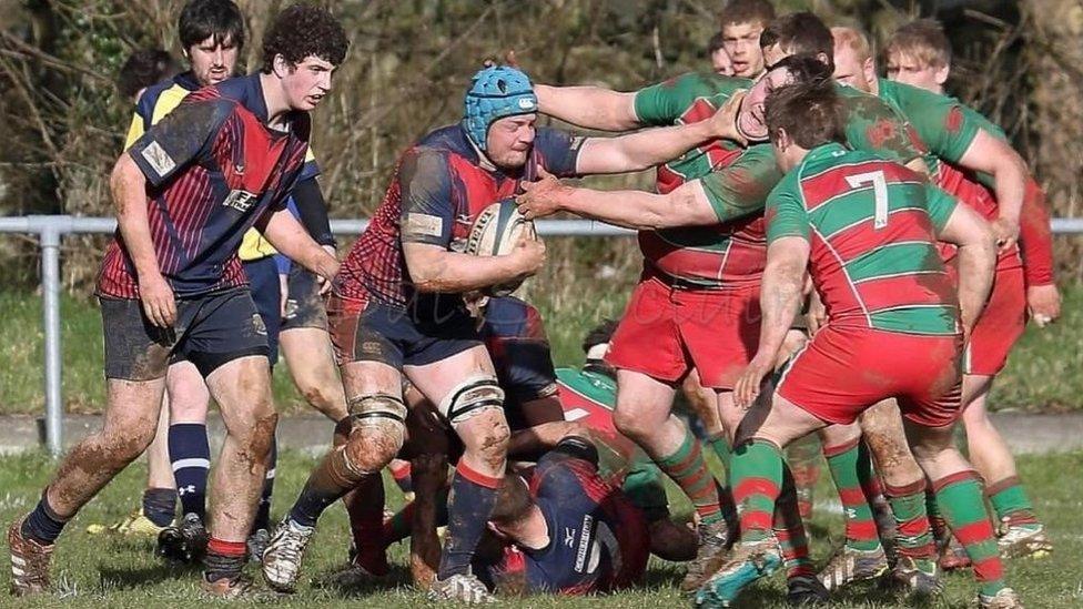 Huw Gethin Jones (centre)