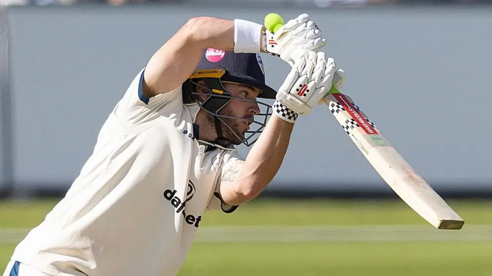 Derbyshire comienza bien contra Northants.