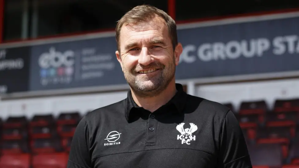El entrenador de los Harriers, Wotton, quiere fichar a algunos jugadores más.