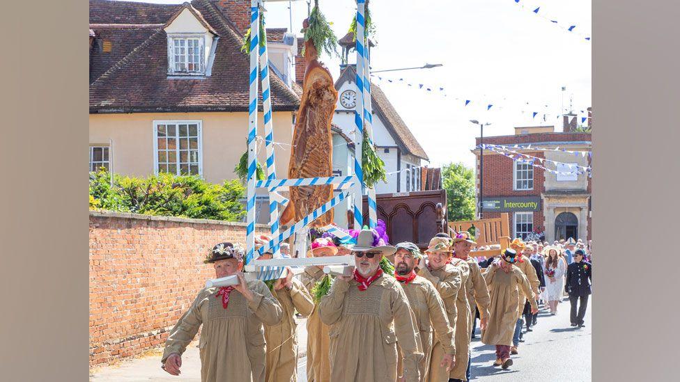 Bearers carrying a flitch through the town