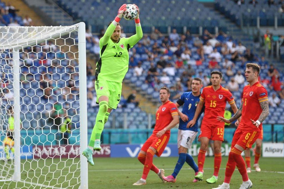 Danny Ward yn dal y bel