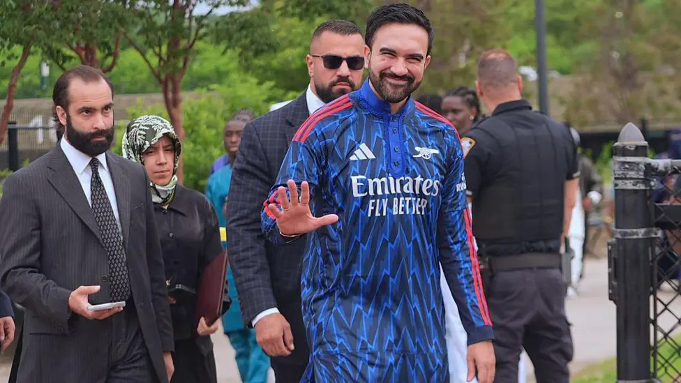 El alcalde de Nueva York viste una kurta del Arsenal durante las oraciones del Eid.