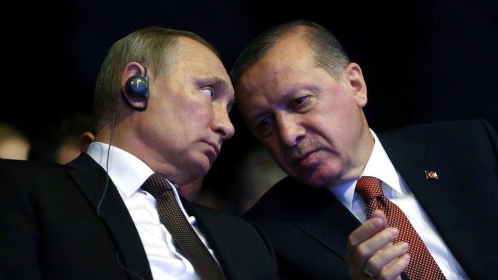 Turkish President Recep Tayyip Erdogan (right) talks with his Russian counterpart Vladimir Putin (10 October 2016)