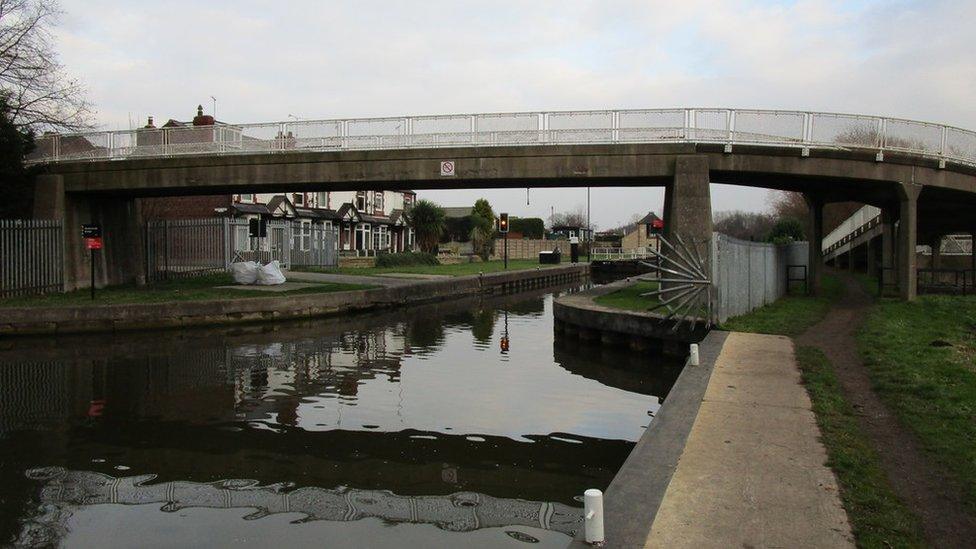 Mexborough Top Lock near the George and Dragon pub