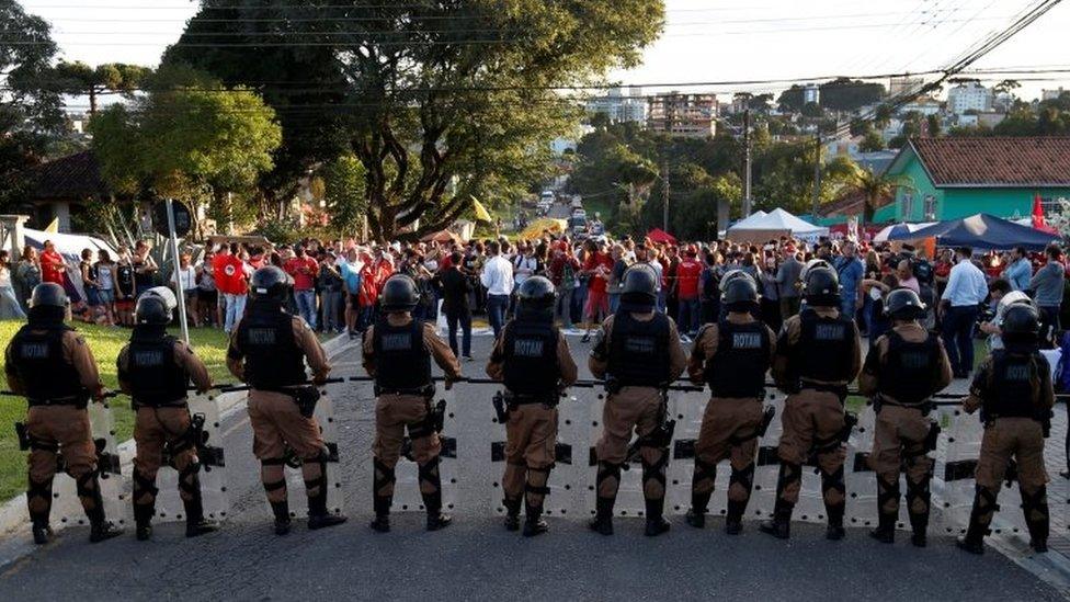 Riot police block the Federal Police headquarters entrance, as supporters of former Brazilian president Luiz Inacio Lula da Silva protest in Curitiba, Brazil April 8, 2018.