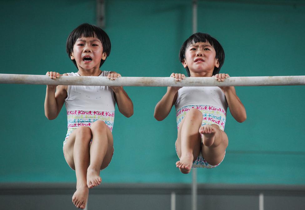 Liu Bingqing and Liu Yujie in training