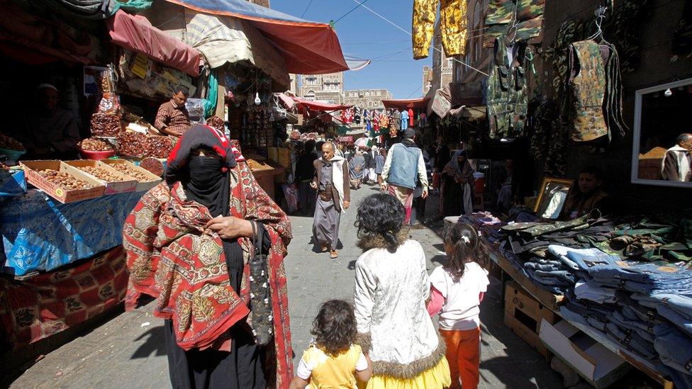 A woman shops at a market in Sanaa, Yemen, during a 48-hour cessation of hostilities (20 November 2016)