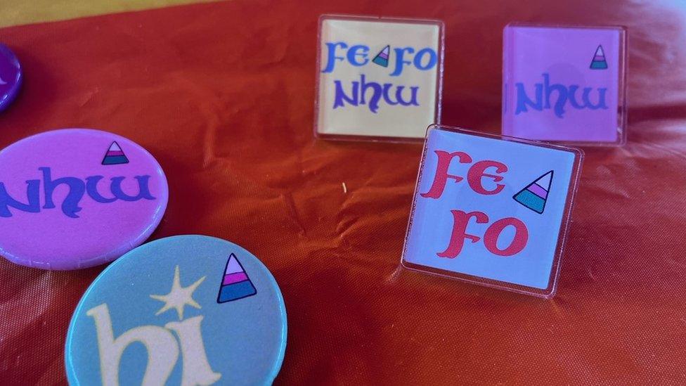 Urdd pronoun badges