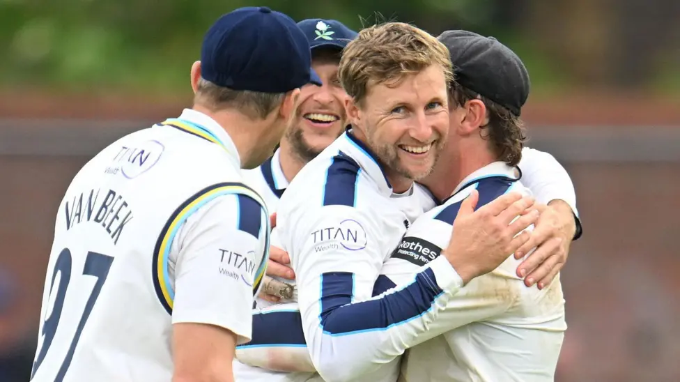 Root consigue cuatro wickets en la victoria de Yorkshire sobre Somerset.