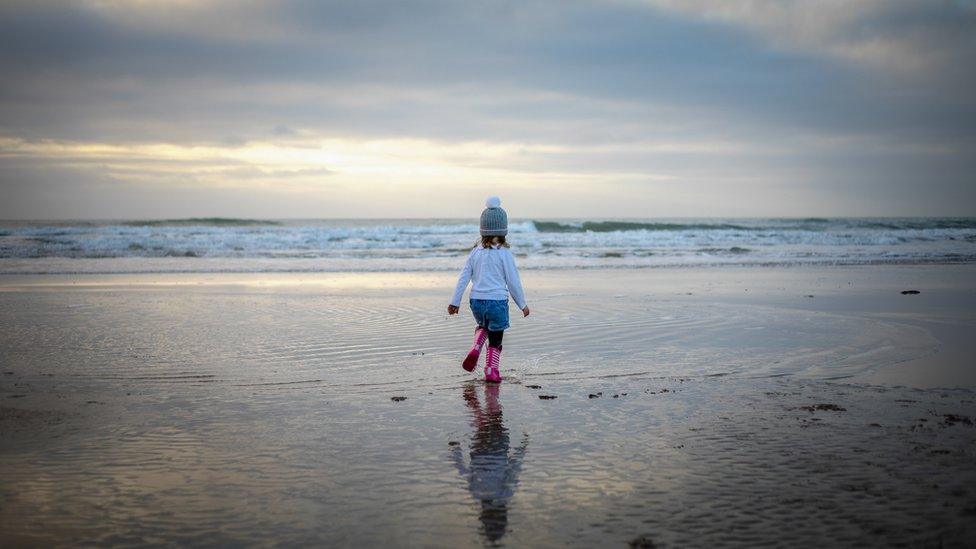 Hogan fach ddewr - Dydd Calan, Traeth Llanddwyn, Sir Fôn